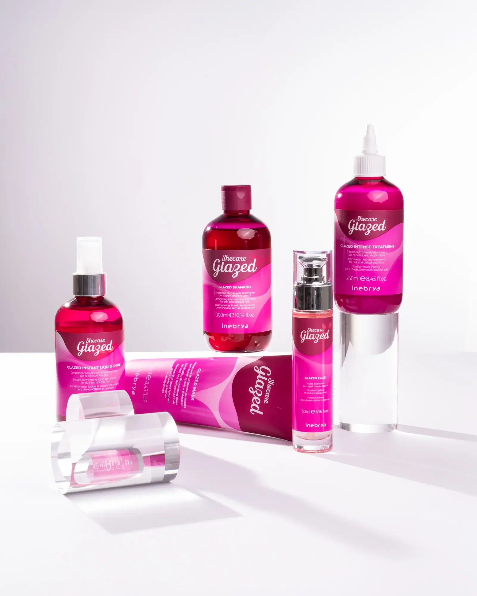Os cinco produtos da linha Shecare Glazed sobre fundo claro